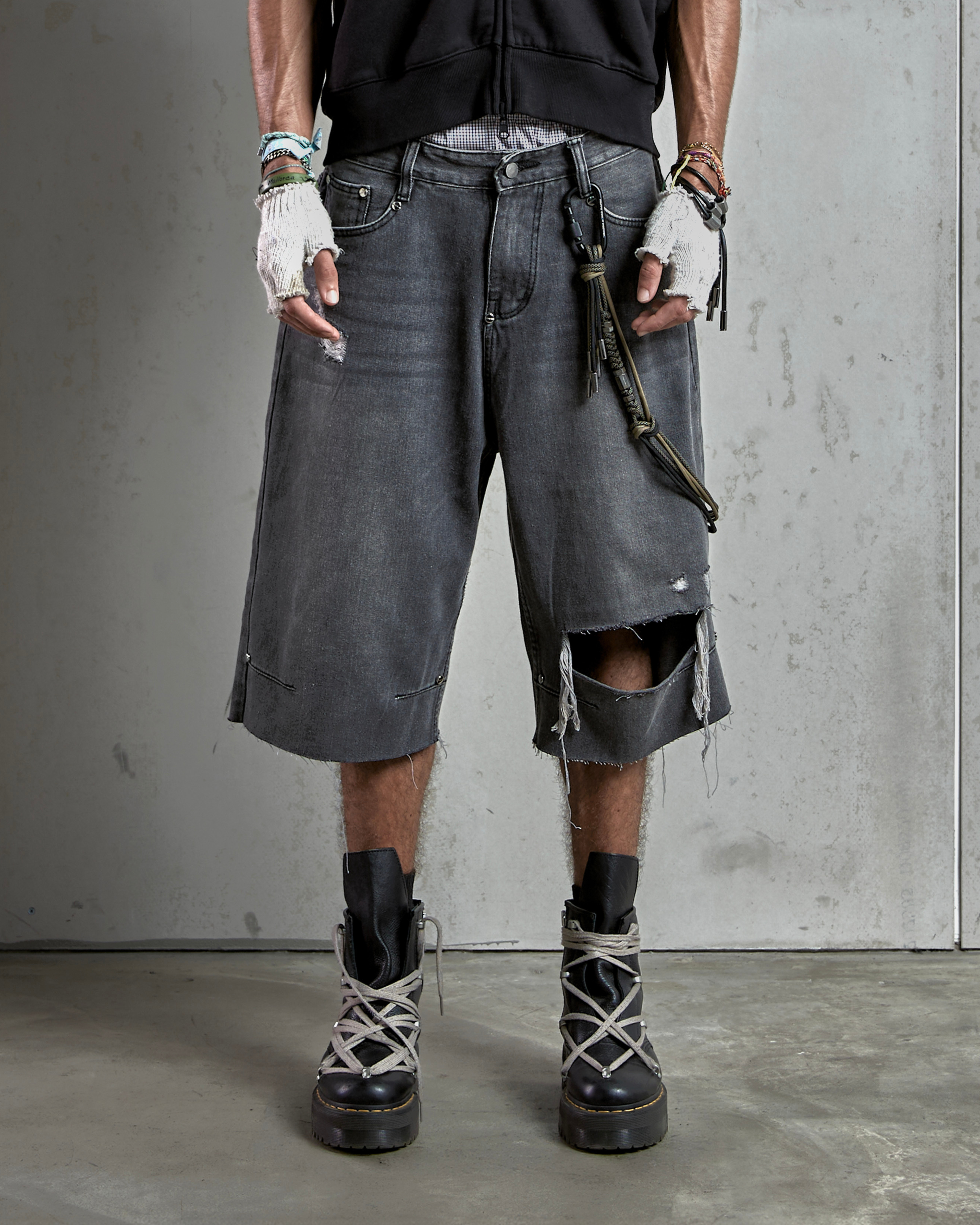 PISTOL ASH GREY DESTROYED BAGGY CAPRI